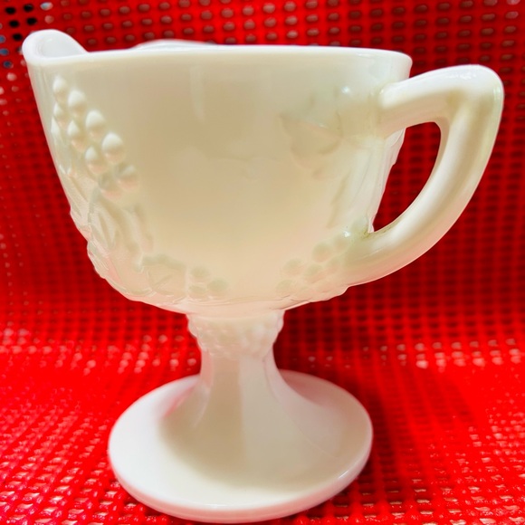 Vintage grape leaf creamer pitcher,mint condition. 4.25” tall. - Picture 2 of 6